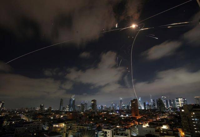 皇冠足球平台代理_伊朗炸嗨了！11轮导弹雨砸下皇冠足球平台代理，以军终于扛不住了，早早亮出底牌