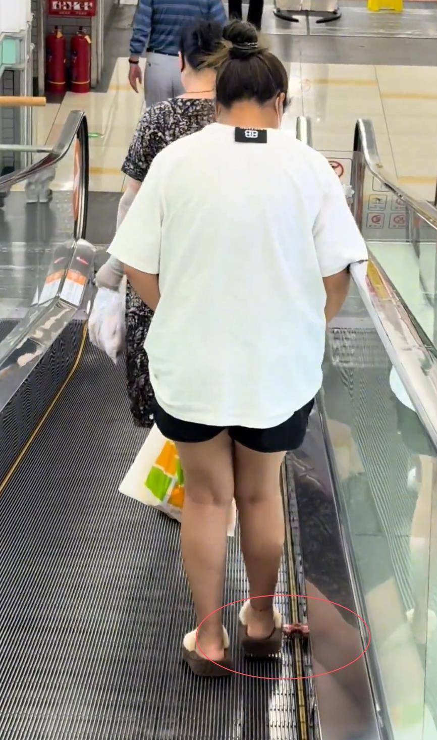 信用网皇冠申请注册_女子超市偷排骨从短裤掉到扶梯上？网友以为掉的是百元钞票信用网皇冠申请注册，官方：已接到报案，正核查