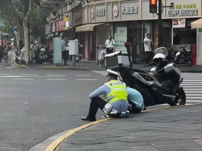 皇冠信用网会员开户_上海街头男孩崩溃大哭：爸妈要放弃我了！交警坐路边耐心安慰皇冠信用网会员开户，网友泪奔