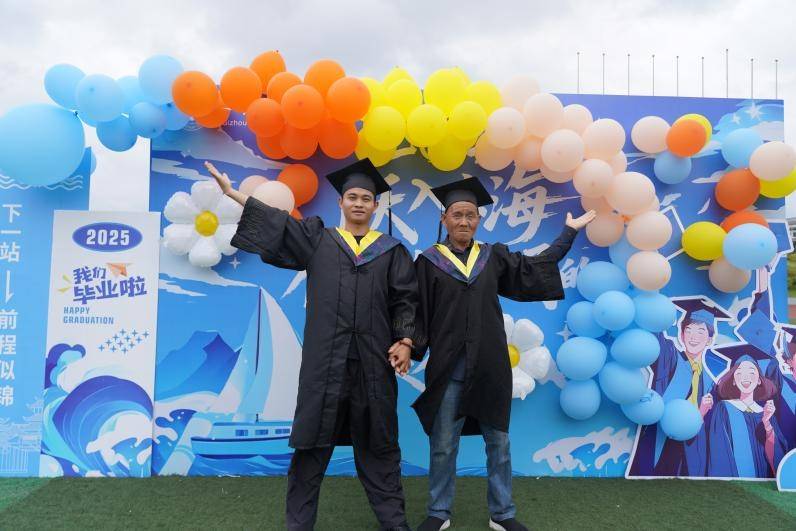 皇冠信用盘申请_男生骗70岁父亲参加毕业典礼：父亲从未出过远门皇冠信用盘申请，为让父亲安心游玩隐瞒实际开销