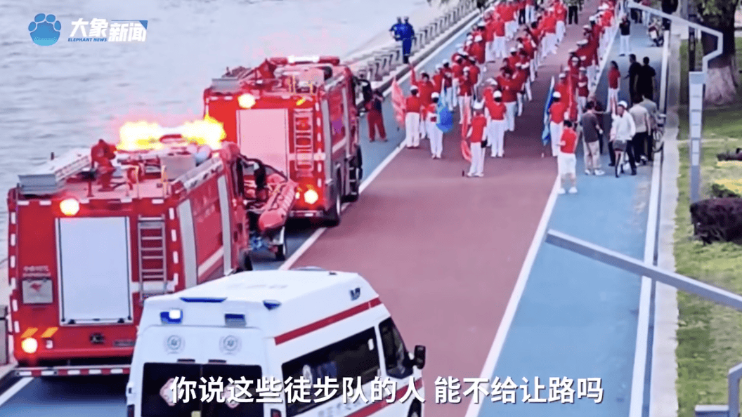 皇冠abcd类型盘_暴走团群主回应阻碍消防救护车通行：车辆属于备勤状态皇冠abcd类型盘，就一分钟，想让队员先过去