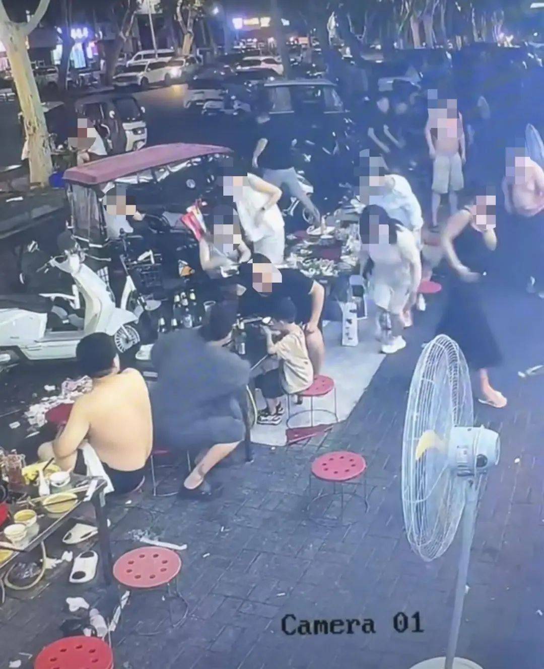 皇冠信用平台出租出售_多人烧烤店外用餐遭楼上住户泼洒不明液体皇冠信用平台出租出售，警方介入